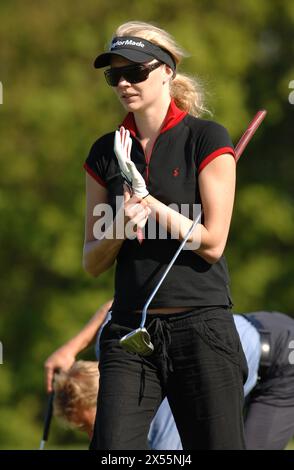 Das ehemalige Model Jodie Kidd übt vor dem Allstar Celebrity Golf Tournament im Celtic Manor Resort in Newport. 20/8/05 Stockfoto