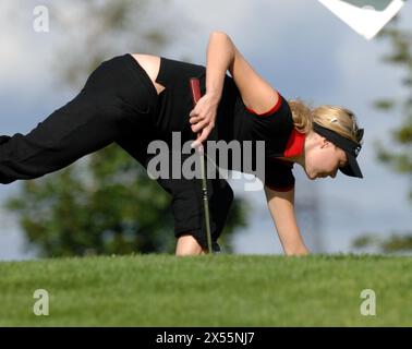 Das ehemalige Model Jodie Kidd übt vor dem Allstar Celebrity Golf Tournament im Celtic Manor Resort in Newport. 20/8/05 Stockfoto