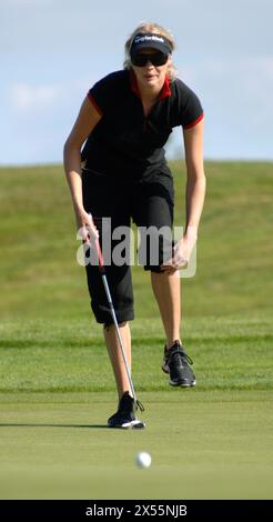 Das ehemalige Model Jodie Kidd übt vor dem Allstar Celebrity Golf Tournament im Celtic Manor Resort in Newport. 20/8/05 Stockfoto