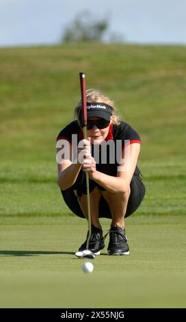 Das ehemalige Model Jodie Kidd übt vor dem Allstar Celebrity Golf Tournament im Celtic Manor Resort in Newport. 20/8/05 Stockfoto