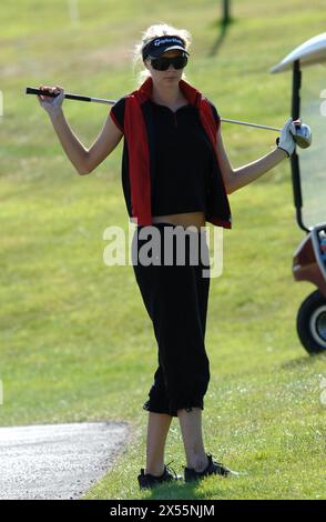 Das ehemalige Model Jodie Kidd übt vor dem Allstar Celebrity Golf Tournament im Celtic Manor Resort in Newport. 20/8/05 Stockfoto