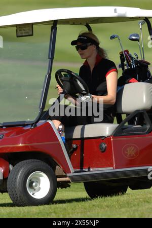 Das ehemalige Model Jodie Kidd übt vor dem Allstar Celebrity Golf Tournament im Celtic Manor Resort in Newport. 20/8/05 Stockfoto