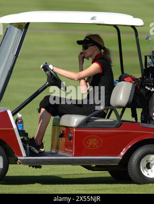 Das ehemalige Model Jodie Kidd übt vor dem Allstar Celebrity Golf Tournament im Celtic Manor Resort in Newport. 20/8/05 Stockfoto