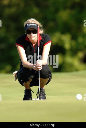 Das ehemalige Model Jodie Kidd übt vor dem Allstar Celebrity Golf Tournament im Celtic Manor Resort in Newport. 20/8/05 Stockfoto