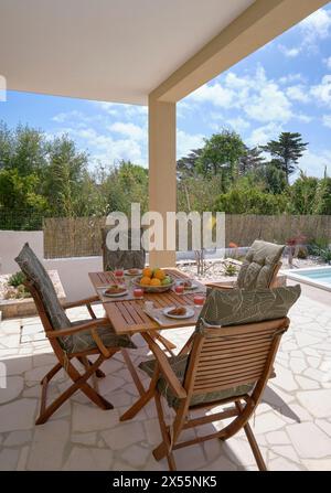 Italien, Sizilien, Provinz Ragusa, ländliche Gebiete; 30. März 2023, elegantes Privathaus, Tisch mit Frühstück in der Eingangsterrasse und im Garten - EDITORI Stockfoto