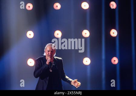 6. Mai 2024, Schweden, Malmö: Der irisch-australische Sänger Johnny Logan singt während einer Probe für das erste Halbfinale im Rahmenprogramm des Eurovision Song Contest (ESC) 2024. Er ist der einzige Künstler, der den Eurovision Song Contest zweimal gewonnen hat. Logan feiert seinen 70. Geburtstag am 13.05.2024. (Zu dpa-Korr: ESC-Legende und Kuschelsängerin Johnny Logan wird 70") Foto: Jens Büttner/dpa Stockfoto