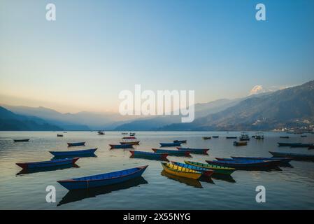 Landschaft des Phewa-Tals oder Fewa-Sees in Pokhara, Nepal Stockfoto