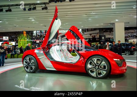 Paris, Frankreich, Paris Car Show, Gruppengeschäftsmänner Im Gespräch, Renault Electric Cars, „Dezir“ (PS-59882) Stockfoto