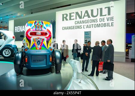 Paris, Frankreich, Paris Car Show, Gruppengeschäftsmänner Im Gespräch, Renault Electric Cars, „Twizy“ Stockfoto