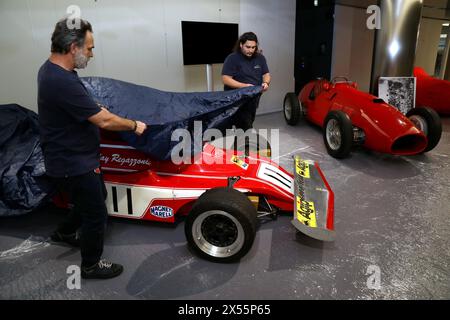 Menton, Frankreich. Mai 2024. © PHOTOPQR/NICE MATIN/Jean Francois Ottonello ; Menton ; 07/05/2024 ; Montage de l'Exposition Ferrari F1 A Monaco : histoire et victoires qui aura lieu de 9 mai au 31 aout 2024 A La Collection de Voitures du Prince de Monaco - La Ferrari 312B3 1974 de Clay Regazzoni Monaco, 7. Mai 2024 Aufbau der Ferrari F1 Ausstellung in Monaco: Geschichte und Siege, die vom 9. Mai bis 31. August 2024 im Prince of Monaco Car Collection Credit: MAXPPP/Alamy Live News stattfinden Stockfoto