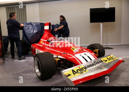 Menton, Frankreich. Mai 2024. © PHOTOPQR/NICE MATIN/Jean Francois Ottonello ; Menton ; 07/05/2024 ; Montage de l'Exposition Ferrari F1 A Monaco : histoire et victoires qui aura lieu de 9 mai au 31 aout 2024 A La Collection de Voitures du Prince de Monaco - La Ferrari 312B3 1974 de Clay Regazzoni Monaco, 7. Mai 2024 Aufbau der Ferrari F1 Ausstellung in Monaco: Geschichte und Siege, die vom 9. Mai bis 31. August 2024 im Prince of Monaco Car Collection Credit: MAXPPP/Alamy Live News stattfinden Stockfoto