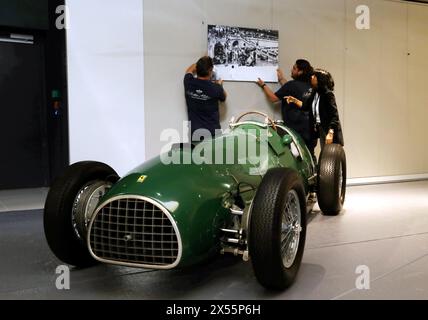 Menton, Frankreich. Mai 2024. © PHOTOPQR/NICE MATIN/Jean Francois Ottonello ; Menton ; 07/05/2024 ; Montage de l'Exposition Ferrari F1 A Monaco : histoire et victoires qui aura lieu de 9 mai au 31 aout 2024 A La Collection de Voitures du Prince de Monaco - La Ferrari 125 1950 de Luigi Villoresi identique a celle d Alberto Ascari Monaco, 7. Mai 2024 Aufbau der Ferrari F1 Ausstellung in Monaco: Geschichte und Siege, die vom 9. Mai bis 31. August 2024 im Prince of Monaco Car Collection Credit: MAXPPP/Alamy Live News stattfinden Stockfoto