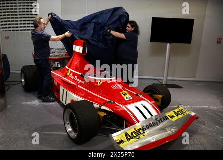 Menton, Frankreich. Mai 2024. © PHOTOPQR/NICE MATIN/Jean Francois Ottonello ; Menton ; 07/05/2024 ; Montage de l'Exposition Ferrari F1 A Monaco : histoire et victoires qui aura lieu de 9 mai au 31 aout 2024 A La Collection de Voitures du Prince de Monaco - La Ferrari 312B3 1974 de Clay Regazzoni Monaco, 7. Mai 2024 Aufbau der Ferrari F1 Ausstellung in Monaco: Geschichte und Siege, die vom 9. Mai bis 31. August 2024 im Prince of Monaco Car Collection Credit: MAXPPP/Alamy Live News stattfinden Stockfoto