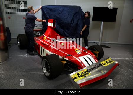 Menton, Frankreich. Mai 2024. © PHOTOPQR/NICE MATIN/Jean Francois Ottonello ; Menton ; 07/05/2024 ; Montage de l'Exposition Ferrari F1 A Monaco : histoire et victoires qui aura lieu de 9 mai au 31 aout 2024 A La Collection de Voitures du Prince de Monaco - La Ferrari 312B3 1974 de Clay Regazzoni Monaco, 7. Mai 2024 Aufbau der Ferrari F1 Ausstellung in Monaco: Geschichte und Siege, die vom 9. Mai bis 31. August 2024 im Prince of Monaco Car Collection Credit: MAXPPP/Alamy Live News stattfinden Stockfoto