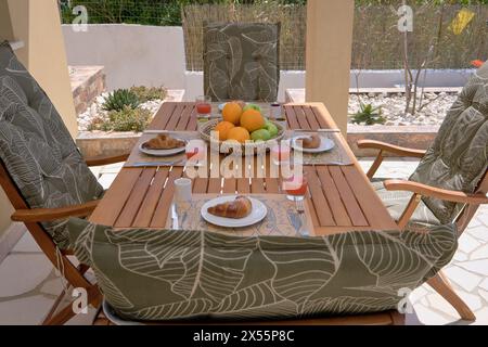 Italien, Sizilien, Provinz Ragusa, ländliche Gebiete; 30. März 2023, elegantes Privathaus, Tisch mit Frühstück in der Eingangsterrasse und im Garten - EDITORI Stockfoto