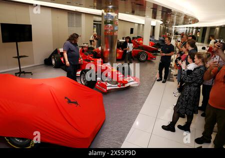 Menton, Frankreich. Mai 2024. © PHOTOPQR/NICE MATIN/Jean Francois Ottonello ; Menton ; 07/05/2024 ; Montage de l'Exposition Ferrari F1 A Monaco : histoire et victoires qui aura lieu de 9 mai au 31 aout 2024 A La Collection de Voitures du Prince de Monaco - La Ferrari F2004 2004 de Michael Schumacher Monaco, 7. Mai 2024 Aufbau der Ferrari F1 Ausstellung in Monaco: Geschichte und Siege, die vom 9. Mai bis 31. August 2024 im Prince of Monaco Car Collection Credit: MAXPPP/Alamy Live News stattfinden Stockfoto