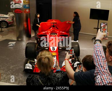 Menton, Frankreich. Mai 2024. © PHOTOPQR/NICE MATIN/Jean Francois Ottonello ; Menton ; 07/05/2024 ; Montage de l'Exposition Ferrari F1 A Monaco : histoire et victoires qui aura lieu de 9 mai au 31 aout 2024 A La Collection de Voitures du Prince de Monaco - La Ferrari SF70M de Sebastian Vettel Monaco, 7. Mai 2024 Aufbau der Ferrari F1 Ausstellung in Monaco: Geschichte und Siege, die vom 9. Mai bis 31. August 2024 im Prince of Monaco Car Collection Credit: MAXPPP/Alamy Live News stattfinden Stockfoto