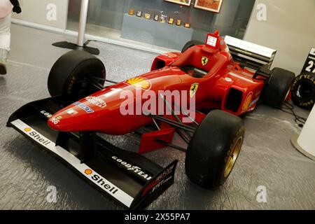 Menton, Frankreich. Mai 2024. © PHOTOPQR/NICE MATIN/Jean Francois Ottonello ; Menton ; 07/05/2024 ; Montage de l'Exposition Ferrari F1 A Monaco : histoire et victoires qui aura lieu de 9 mai au 31 aout 2024 A La Collection de Voitures du Prince de Monaco - La Ferrari F310B 1997 de Michael Schumacher Monaco, 7. Mai 2024 Einrichtung der Ferrari F1 Ausstellung in Monaco: Geschichte und Siege, die vom 9. Mai bis 31. August 2024 im Prince of Monaco Car Collection Credit: MAXPPP/Alamy Live News stattfinden Stockfoto