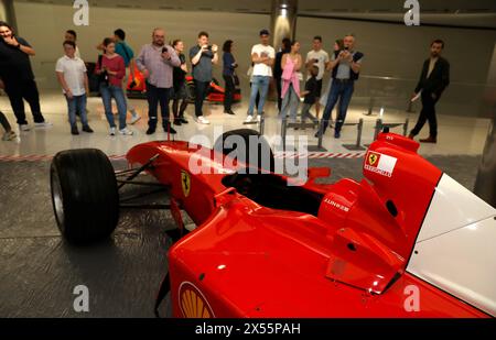 Menton, Frankreich. Mai 2024. © PHOTOPQR/NICE MATIN/Jean Francois Ottonello ; Menton ; 07/05/2024 ; Montage de l'Exposition Ferrari F1 A Monaco : histoire et victoires qui aura lieu de 9 mai au 31 aout 2024 A La Collection de Voitures du Prince de Monaco - Les Ferrari F2001 2001 de Rubens Barichello Monaco, 7. Mai 2024 Einrichtung der Ferrari F1 Ausstellung in Monaco: Geschichte und Siege, die vom 9. Mai bis 31. August 2024 im Prince of Monaco Car Collection Credit: MAXPPP/Alamy Live News stattfinden Stockfoto