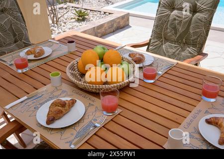 Italien, Sizilien, Provinz Ragusa, ländliche Gebiete; 30. März 2023, elegantes Privathaus, Tisch mit Frühstück in der Eingangsterrasse und im Garten - EDITORI Stockfoto