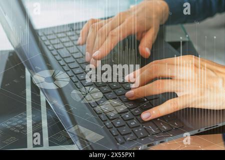 Nahaufnahme der Frau mit schönen Händen in Geschäftskleidung, die im Büro am Laptop arbeitet. Handelskarten im Vordergrund Stockfoto