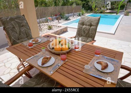 Italien, Sizilien, Provinz Ragusa, ländliche Gebiete; 30. März 2023, elegantes Privathaus, Tisch mit Frühstück in der Eingangsterrasse und im Garten - EDITORI Stockfoto