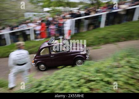 Fiat 500 Fahrt auf den Test Hill beim Italian Car Day in Brooklands, 4. Mai 2024, Brooklands Museum, Weybridge, Surrey, England, Großbritannien Stockfoto