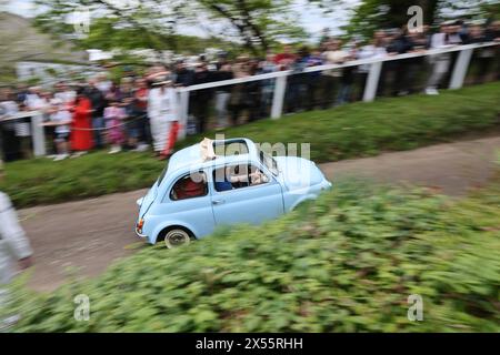 Fiat 500 Fahrt auf den Test Hill beim Italian Car Day in Brooklands, 4. Mai 2024, Brooklands Museum, Weybridge, Surrey, England, Großbritannien Stockfoto