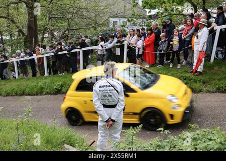 Fiat 500 Fahrt auf den Test Hill beim Italian Car Day in Brooklands, 4. Mai 2024, Brooklands Museum, Weybridge, Surrey, England, Großbritannien Stockfoto