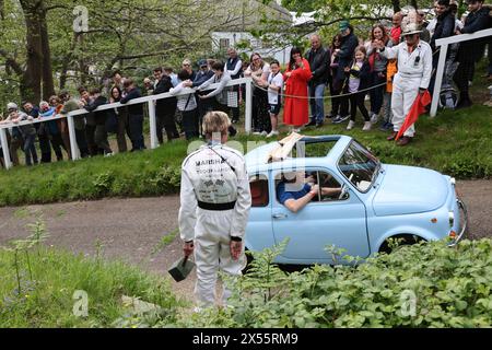 Fiat 500 Fahrt auf den Test Hill beim Italian Car Day in Brooklands, 4. Mai 2024, Brooklands Museum, Weybridge, Surrey, England, Großbritannien Stockfoto