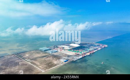 Luftaufnahme einer Industrieanlage und eines Seehafens an der Küste an einem klaren Tag / GuangLi Port Dongying Shandong China Stockfoto