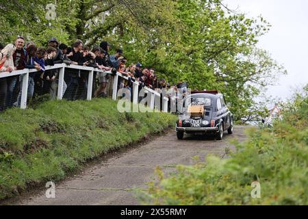 Fiat 500 Fahrt auf den Test Hill beim Italian Car Day in Brooklands, 4. Mai 2024, Brooklands Museum, Weybridge, Surrey, England, Großbritannien Stockfoto