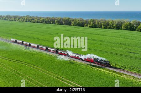 Luftaufnahme der historischen Dampfeisenbahn Molli bei Heiligendamm, Deutschland Stockfoto