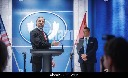 Vertreter der chinesischen Organisation eingeladen, auf der Pressekonferenz zu sprechen. Minister hält eine Rede im Kongress. Hintergrund mit den Flaggen der Vereinigten Staaten von Amerika und der Volksrepublik China. Stockfoto