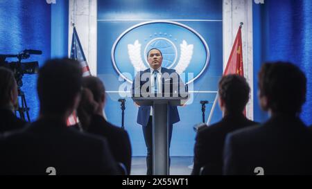 Vertreter der chinesischen Organisation auf der Pressekonferenz. Der Minister hält eine Rede bei der Anhörung des Kongresses. Hintergrund mit den Flaggen der Vereinigten Staaten von Amerika und der Volksrepublik China. Stockfoto