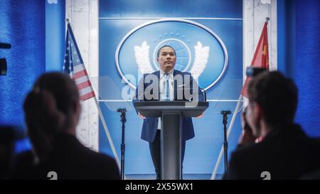 Vertreter der chinesischen Organisation auf der Pressekonferenz. Der Minister hält eine Rede bei der Anhörung des Kongresses. Hintergrund mit den Flaggen der Vereinigten Staaten von Amerika und der Volksrepublik China. Stockfoto