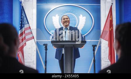 Vertreter der chinesischen Organisation auf der Pressekonferenz. Der Minister hält eine Rede bei der Anhörung des Kongresses. Hintergrund mit den Flaggen der Vereinigten Staaten von Amerika und der Volksrepublik China. Stockfoto