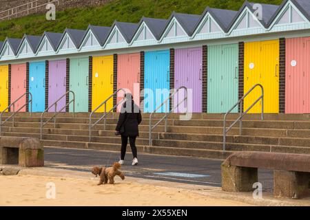 Eine Reihe farbenfroher Strandhütten in Lowestoft, Suffolk, Großbritannien im April Stockfoto