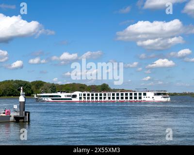Dordrecht, Niederlande - 29. April 2024: Rheininlandkreuzschiff A-ROSA ALEA mit malerischer Aussicht entlang des Flusses, gemütlicher Fahrt und Fotos Stockfoto