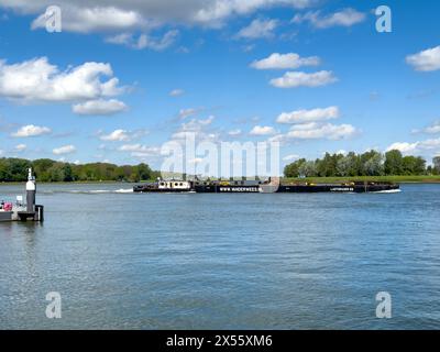 Dordrecht, Niederlande - 29. April 2024: Binnenschifffahrt, Holland. Ein schwimmender Steg, oft in Form eines oder mehrerer Eisenkähne, der an Dordre vorbeisegelt Stockfoto