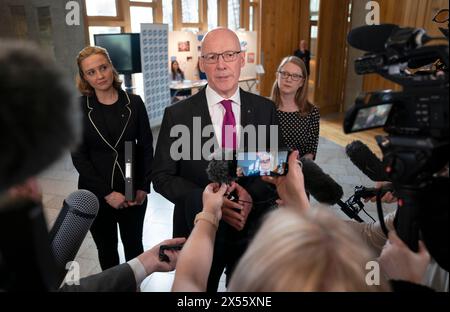 John Swinney spricht mit den Medien, nachdem er als erster Minister im schottischen Parlament in Edinburgh gewählt wurde. Bilddatum: Dienstag, 7. Mai 2024. Stockfoto