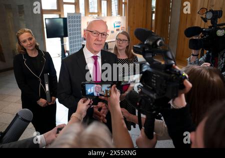 John Swinney spricht mit den Medien, nachdem er als erster Minister im schottischen Parlament in Edinburgh gewählt wurde. Bilddatum: Dienstag, 7. Mai 2024. Stockfoto