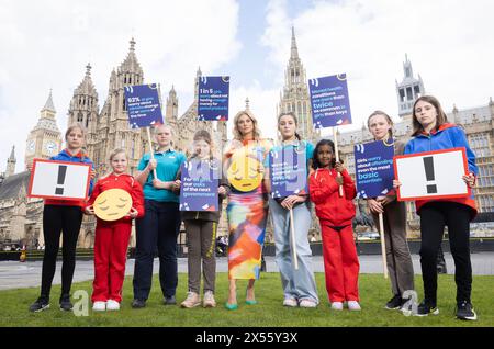 NUR REDAKTIONELLE VERWENDUNG Fernsehmoderatorin Ashley James mit Girlguiding-Mitgliedern (links-rechts) Harriet (12), Olivia (6), Tegan (14), Leah (8), Amelia (14), Sofia (6), Agnes (8) und Molly (12) als größte Jugendorganisation im Vereinigten Königreich für Mädchen hat dargelegt, wie die nächste Regierung die Bedürfnisse, das Glück und die Sicherheit von Mädchen und jungen Frauen besser priorisieren sollte, London. Bilddatum: Dienstag, 7. Mai 2024. Stockfoto