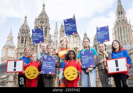 NUR REDAKTIONELLE VERWENDUNG Fernsehmoderatorin Ashley James mit Girlguiding-Mitgliedern (links-rechts) Harriet (12), Olivia (6), Tegan (14), Leah (8), Amelia (14), Sofia (6), Agnes (8) und Molly (12) als größte Jugendorganisation im Vereinigten Königreich für Mädchen hat dargelegt, wie die nächste Regierung die Bedürfnisse, das Glück und die Sicherheit von Mädchen und jungen Frauen besser priorisieren sollte, London. Bilddatum: Dienstag, 7. Mai 2024. Stockfoto