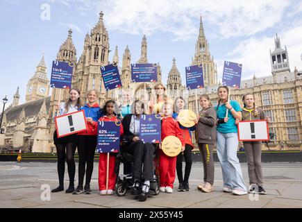 NUR REDAKTIONELLE VERWENDUNG Fernsehmoderatorin Ashley James mit Girlguiding-Mitgliedern (links-rechts) Erin (16), Harriet (12), Sofia (6), Tegan (14), Hilary (18), Olivia (6), Molly (12), Leah (8), Amelia (14) und Agnes (8) als größte Jugendorganisation im Vereinigten Königreich, die sich für Mädchen einsetzt, hat dargelegt, wie die nächste Regierung die Bedürfnisse, das Glück und die Sicherheit von Mädchen und jungen Frauen besser priorisieren sollte, London. Bilddatum: Dienstag, 7. Mai 2024. Stockfoto