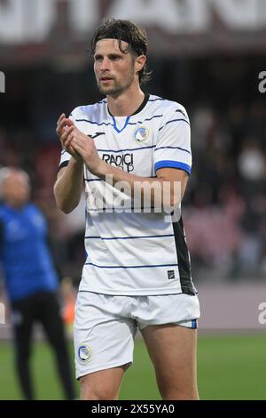 Salerno, Italien. Mai 2024. Hans Hateboer von Atalanta BC applaudiert am Ende des Rennens während des Spiels der Serie A zwischen US Salernitana 1919 gegen Bologna FC im Arechi Stadium am 06. Mai 2024 in Salerno, italien Endpunktzahl 1-2 (Foto: Agostino Gemito/Pacific Press/SIPA USA) Credit: SIPA USA/Alamy Live News Stockfoto