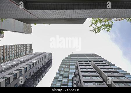 Viele hohe Wohnhäuser in Hongkong mit Blick auf den Himmel Stockfoto