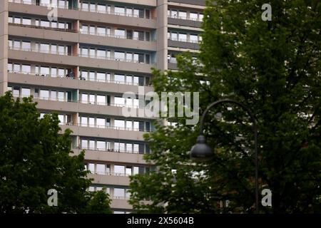 Ein Mietshaus mit Balkonen zu sehen in Köln-Ehrenfeld. Das Ziel, in Köln bezahlbaren Wohnraum zu schaffen und zu erhalten, wird durch die Wohnraumförderung 2024 des Landes Nordrhein-Westfalen weiter unterstützt. Themenbild, Symbolbild Köln, 06.05.2024 NRW Deutschland *** ein Wohnhaus mit Balkonen in Köln Ehrenfeld das Ziel, bezahlbaren Wohnraum in Köln zu schaffen und zu erhalten, wird durch das Wohnungsförderungsprogramm des Landes Nordrhein-Westfalen 2024 weiter unterstützt. 06 05 2024 NRW Deutschland Copyright: xChristophxHardtx Stockfoto