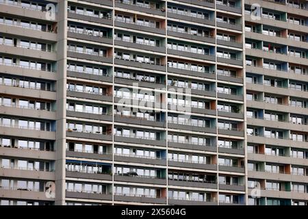 Ein Mietshaus mit Balkonen zu sehen in Köln-Ehrenfeld. Das Ziel, in Köln bezahlbaren Wohnraum zu schaffen und zu erhalten, wird durch die Wohnraumförderung 2024 des Landes Nordrhein-Westfalen weiter unterstützt. Themenbild, Symbolbild Köln, 06.05.2024 NRW Deutschland *** ein Wohnhaus mit Balkonen in Köln Ehrenfeld das Ziel, bezahlbaren Wohnraum in Köln zu schaffen und zu erhalten, wird durch das Wohnungsförderungsprogramm des Landes Nordrhein-Westfalen 2024 weiter unterstützt. 06 05 2024 NRW Deutschland Copyright: xChristophxHardtx Stockfoto