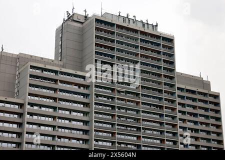 Ein Mietshaus mit Balkonen zu sehen in Köln-Ehrenfeld. Das Ziel, in Köln bezahlbaren Wohnraum zu schaffen und zu erhalten, wird durch die Wohnraumförderung 2024 des Landes Nordrhein-Westfalen weiter unterstützt. Themenbild, Symbolbild Köln, 06.05.2024 NRW Deutschland *** ein Wohnhaus mit Balkonen in Köln Ehrenfeld das Ziel, bezahlbaren Wohnraum in Köln zu schaffen und zu erhalten, wird durch das Wohnungsförderungsprogramm des Landes Nordrhein-Westfalen 2024 weiter unterstützt. 06 05 2024 NRW Deutschland Copyright: xChristophxHardtx Stockfoto